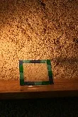 Petit cadre de verre vert posé sur une table