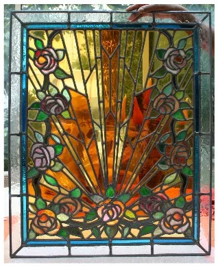 Vitrail coloré d’inspiration Art nouveau, à motifs floraux et réseau de plomb