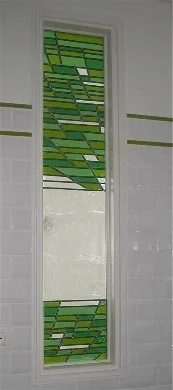 Vitrail vertical aux bandes de verre vert dans un encadrement clair