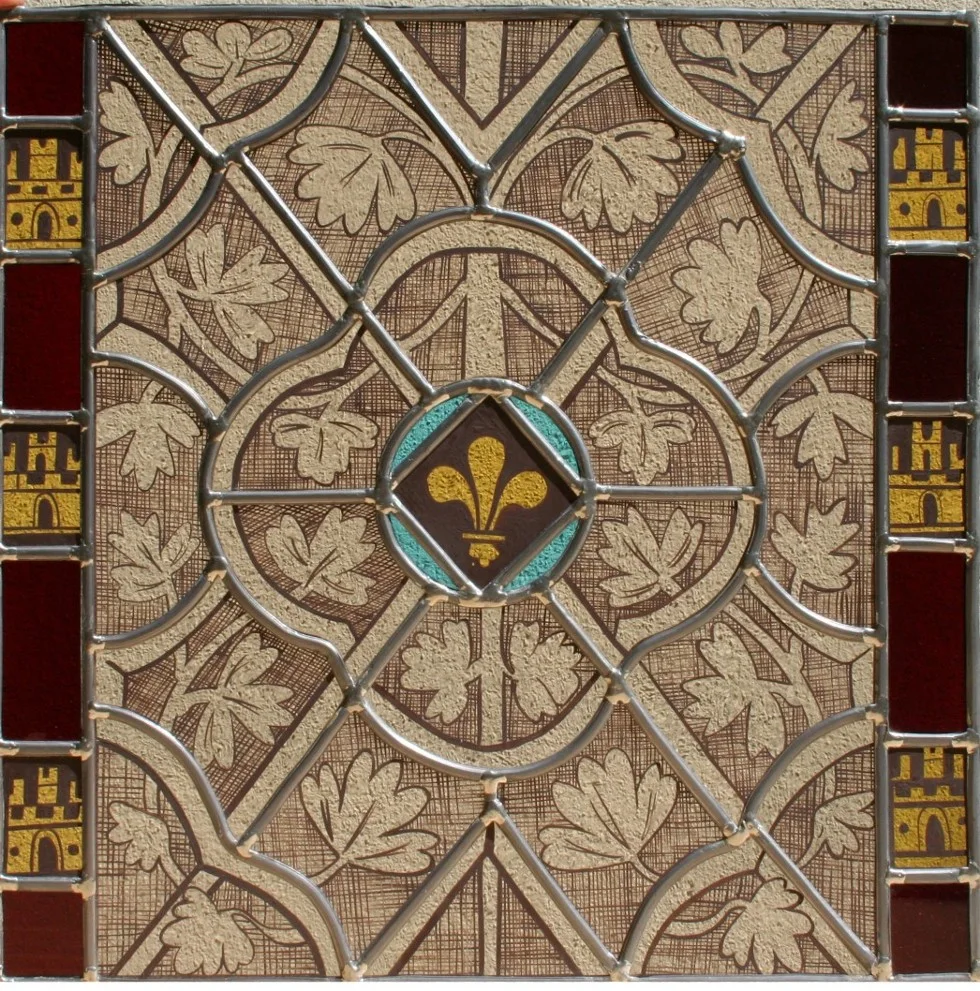 Vitrail patrimonial à décor de griffons et de motifs géométriques bruns