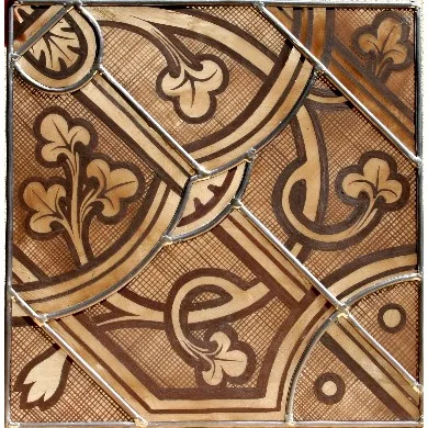 Détail de vitrail patrimonial à motifs de feuillages et de plombs