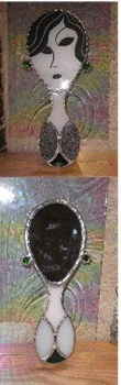 Miroir à main décoré d’un portrait stylisé, présenté recto verso