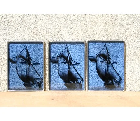 Trois carreaux de verre peints représentant des poissons bleus