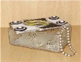Boîte à bijoux en verre décoré de petites pièces circulaires