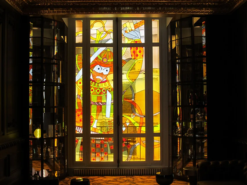Vitrail monumental éclairé dans un loft parisien, sur le thème du guerrier japonais